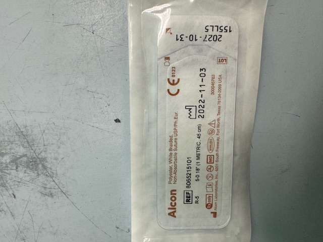 Нитка нерозсмоктувальна: білий поліестер 5-0 плетений, довжиною 45 см з двома голками діаметром 0,2мм, довжина голки 7,92 мм.